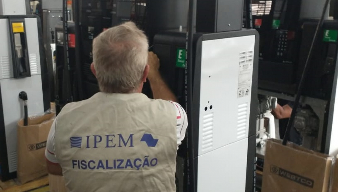 Ipem-SP faz verificação inicial em bombas de combustíveis no fabricante em Arujá
